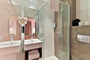 Hotels Kyriad Frejus - Centre : photos des chambres