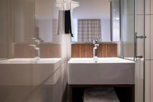Hotels Kyriad Frejus - Centre : Chambre Double