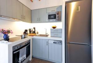 Droufakos’ home - Beachfront Lux 2BD apt. w. Views