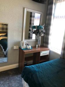 Small Double En-suite Room room in Springfield Hotel