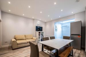 The Coach House - Modernised 1 Bedroom Flat, moments from the beach