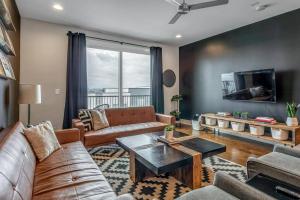 Big NEW and Modern with Skyline View Mural and Ping Pong