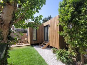  La cabane du sentier , logement original en bois et sur pilotis avec beau jardin et très proche de la mer