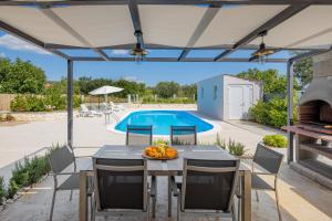 Villa Loni Trogir Marina with pool 55 m2 - 3 e-bike free use