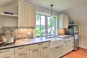 Barn-Like Studio Suite with Flowering Garden!