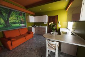 Studio mit Whirlpool-Badewanne und Sauna