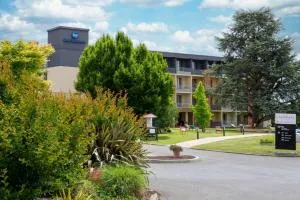 拉波特德斯查特奥克斯贝斯特韦斯特酒店 - 博让西