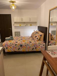 Estudio elegante y cálido