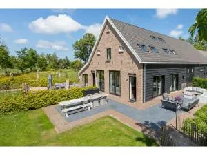 Lush Mansion in Vrouwenpolder - Geldtienden