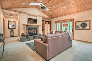 Sisters Getaway with Hot Tub about Half-Mi to Dtwn!