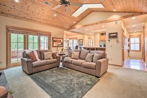 Sisters Getaway with Hot Tub about Half-Mi to Dtwn!