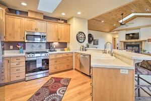 Sisters Getaway with Hot Tub about Half-Mi to Dtwn!