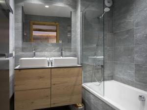 "Appartement 75m² Pieds des Pistes - Courchevel Village - 68 Pers, Proche Centre et Commerces" - FR-1-631-94