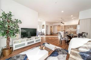 Stylish Close to DT FREE parking King Bed 2bed