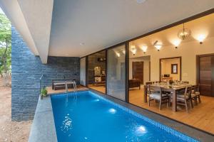 SaffronStays Yahvi Waters by Kosha Villas - 2-BR villa near Pawna Lake with infinity pool and bonfire setup