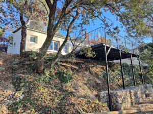 maison dans un écrin de chênes provençale