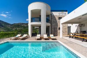 VILLA CVITA is a modern 5-bedroom villa with a Jacuzzi, a Gym and Finnish Sauna, a heated pool, and  