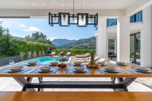 VILLA CVITA is a modern 5-bedroom villa with a Jacuzzi, a Gym and Finnish Sauna, a heated pool, and amazing views