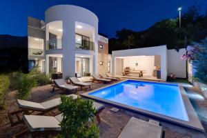 VILLA CVITA is a modern 5-bedroom villa with a Jacuzzi, a Gym and Finnish Sauna, a heated pool, and  