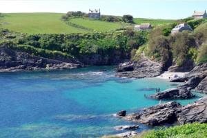 Lovely Cornish cottage in small village setting