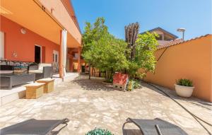 Cozy Home In Vrsi With Wifi