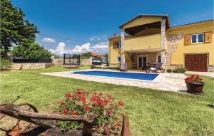 Awesome Home In Vodnjan With Outdoor Swimming Pool