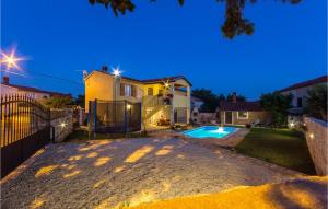 Awesome Home In Vodnjan With Outdoor Swimming Pool