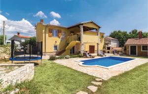 Awesome Home In Vodnjan With Outdoor Swimming Pool