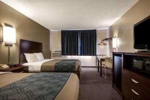 Double Room with Two Double Beds - Non-Smoking room in Econo Lodge Darien Lakes