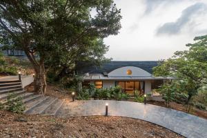 SaffronStays Yahvi Waters by Kosha Villas - 2-BR villa near Pawna Lake with infinity pool and bonfire setup