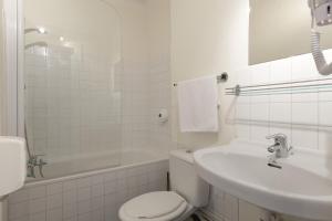 Hotels Logis Hotel Chateaubriand : Chambre Triple