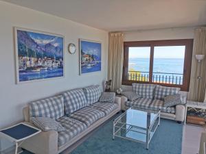 Spacious seafront apartment