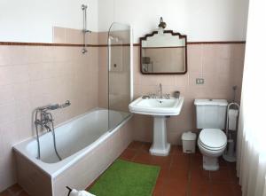 Triple Room with Garden View room in Agriturismo La Casa in Collina
