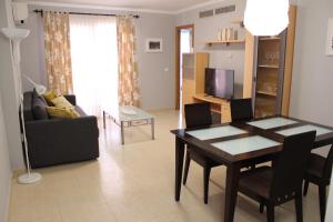 Apto. con gran terraza y acceso directo a piscina.