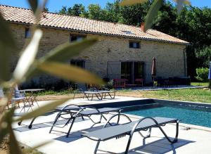 Maisons d'hotes La Premiere Vigne : Chambre Lit Queen-Size - Vue sur Piscine