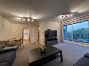 Spacious 2-Bedroom Flat Near Surbiton Station