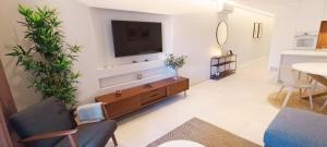 211 Apartamento moderno com vista para a piscina no centro da cidade