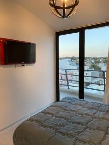 Departamento frente al mar. Terraza y cochera privadas. Parrilla.