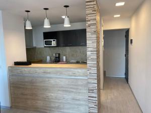 Departamento frente al mar. Terraza y cochera privadas. Parrilla.