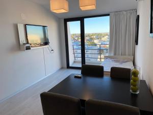 Departamento frente al mar. Terraza y cochera privadas. Parrilla.