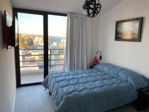 Departamento frente al mar. Terraza y cochera privadas. Parrilla.