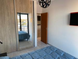 Departamento frente al mar. Terraza y cochera privadas. Parrilla.