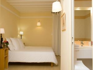 Hotels Hotel La Bougnate : Chambre Triple - Vue sur Jardin