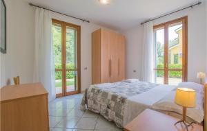 3 Bedroom Cozy Home In Albarella Ro