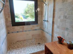 Maisons de vacances Holiday home with jacuzzi, Guisseny : photos des chambres