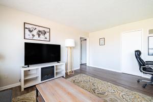 Georgetown Villas 3-2c Close to Cleveland Airport and Fairview Hospital ideal for long stays!