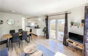 Stunning Home In Heinkenszand With Wifi