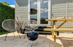 Stunning Home In Heinkenszand With Wifi