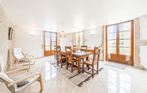 Lovely Home In Oyé With Kitchen