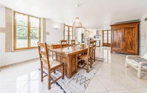 Lovely Home In Oyé With Kitchen